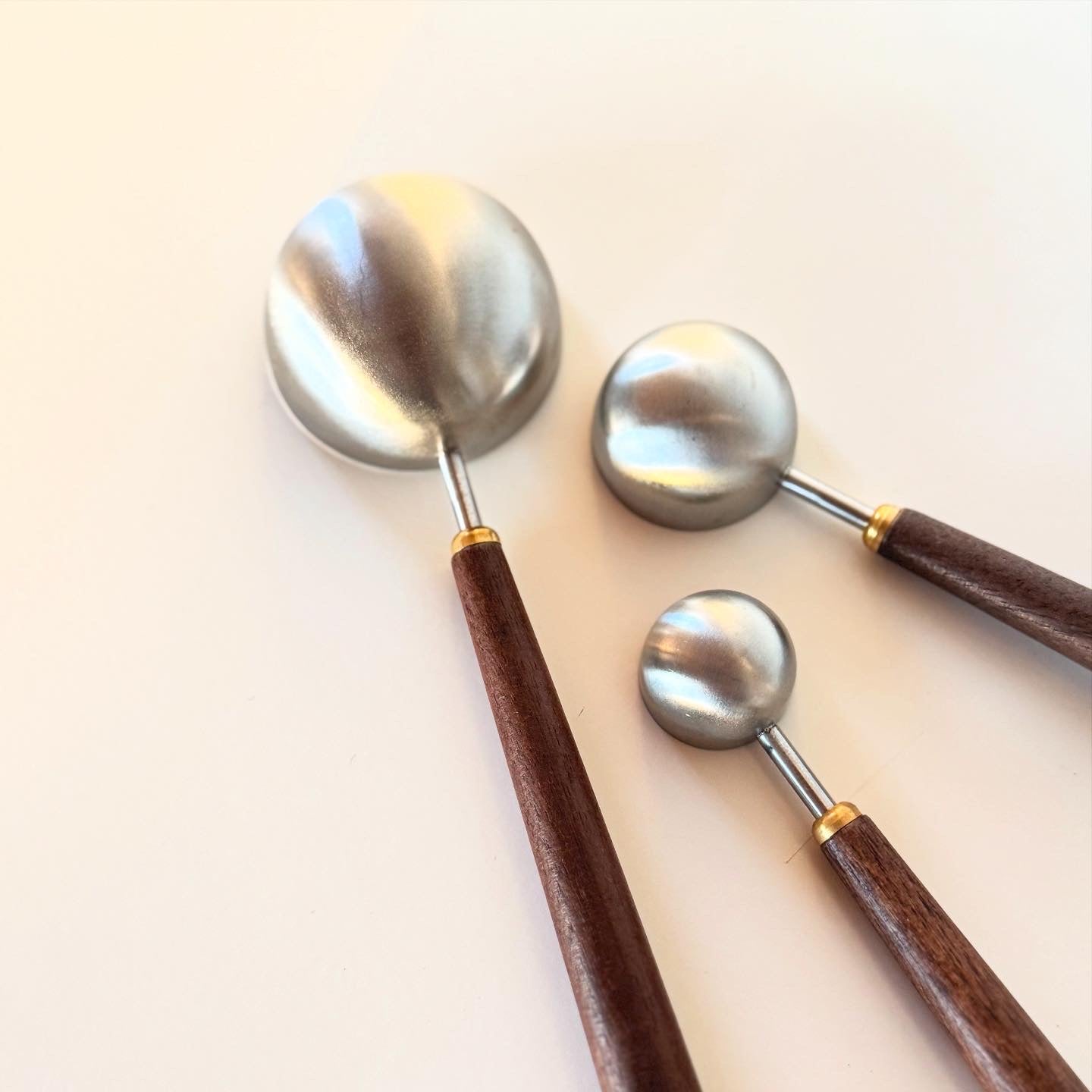Measuring spoons in walnut (3x)