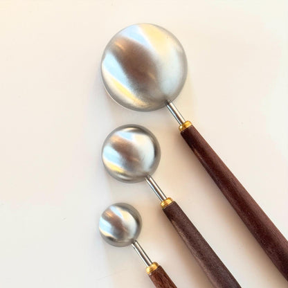 Measuring spoons in walnut (3x)